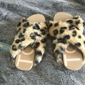 Toms leopard print slippers